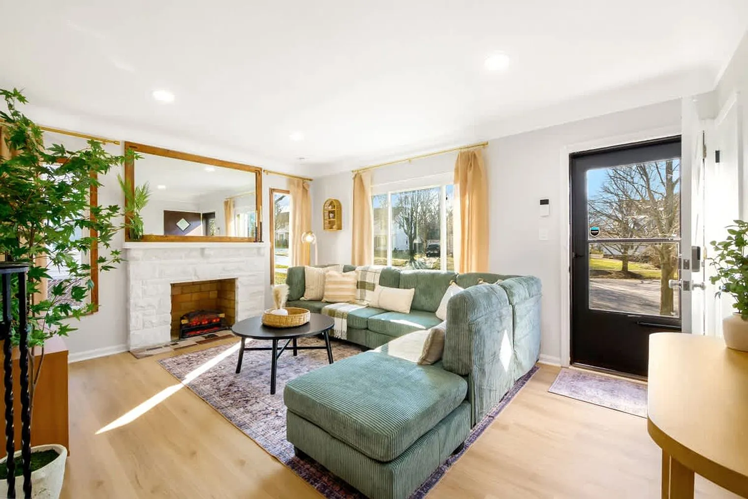 3 bed, 1.0 bath, 10763 sqft, $3,378 — Photo 1