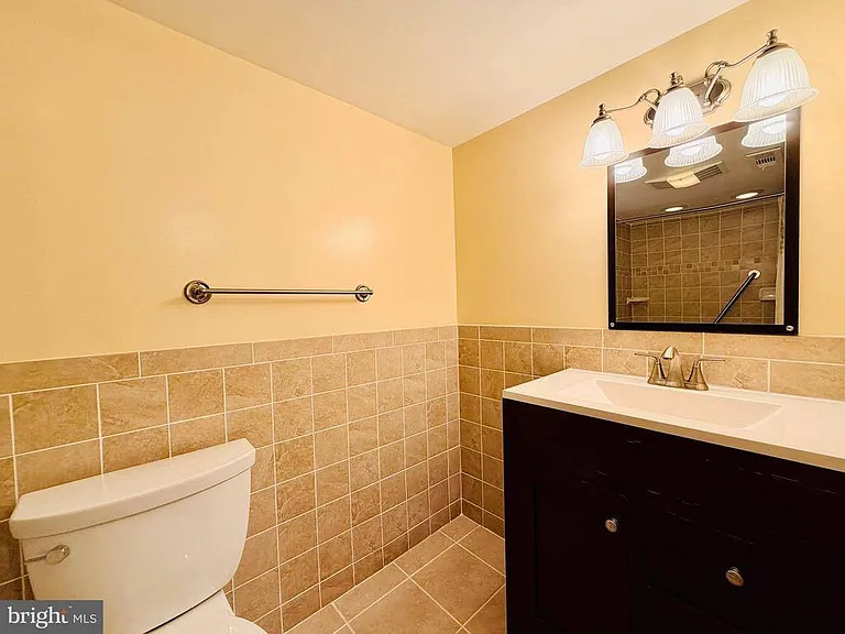 907 Heron Dr — Photo 14