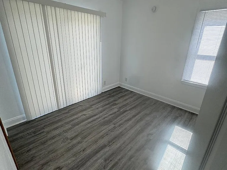 1807 E Walnut St — Photo 7