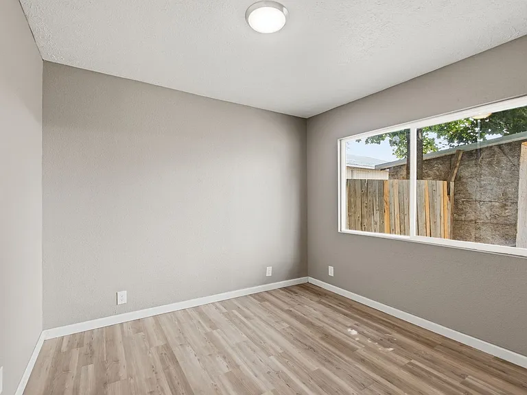 321 E Grace St — Photo 6