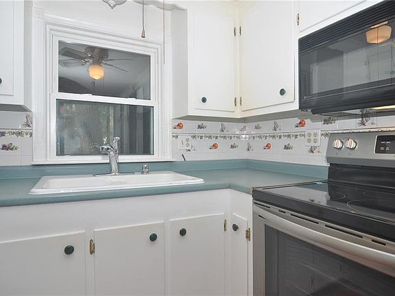 4th image of 25 N Howard Ave
