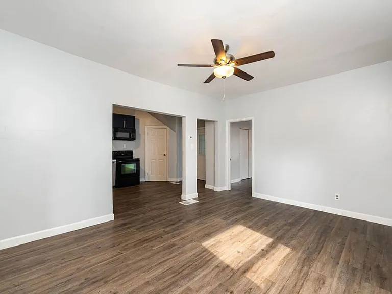 E. Walnut Hills - Cute 2 Bed In Upper Of 2 Family — Photo 13