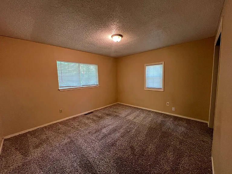 902 Evergreen St — Photo 13