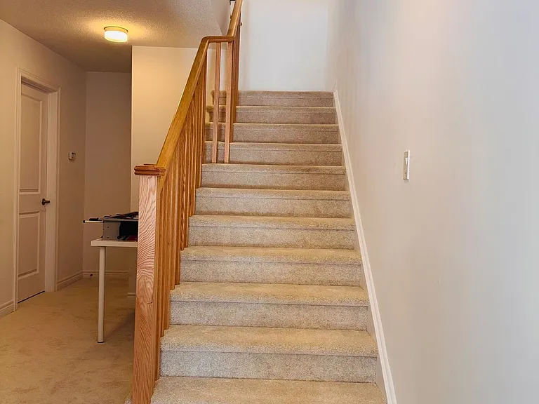 2037 Cameron Lott Cres — Photo 4