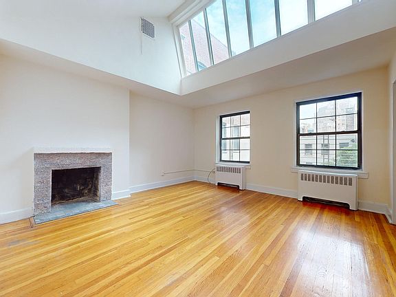 5th image of 113 W Washington Pl #10