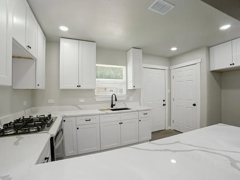 703 W Rosewood Ave — Photo 11