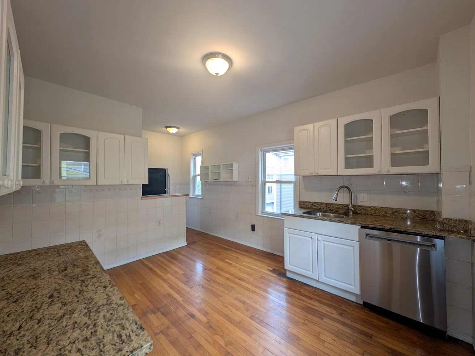 3 bed, 1000 sqft, $3,300 — Photo 4