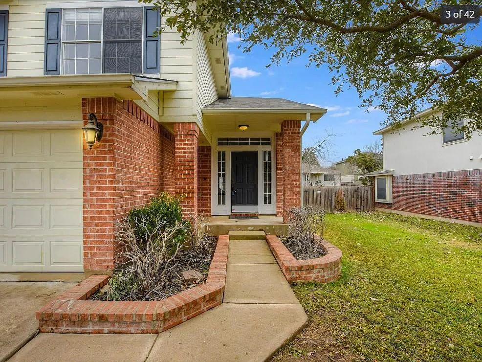 4 bed, 2.5 bath, 2063 sqft, $2,200 — Photo 2