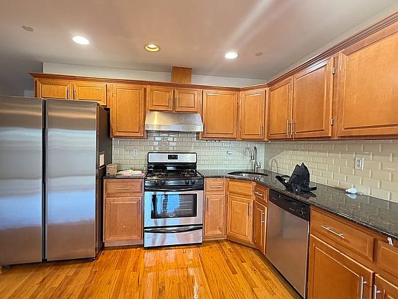 3rd image of 1559 W 6th St APT 3C