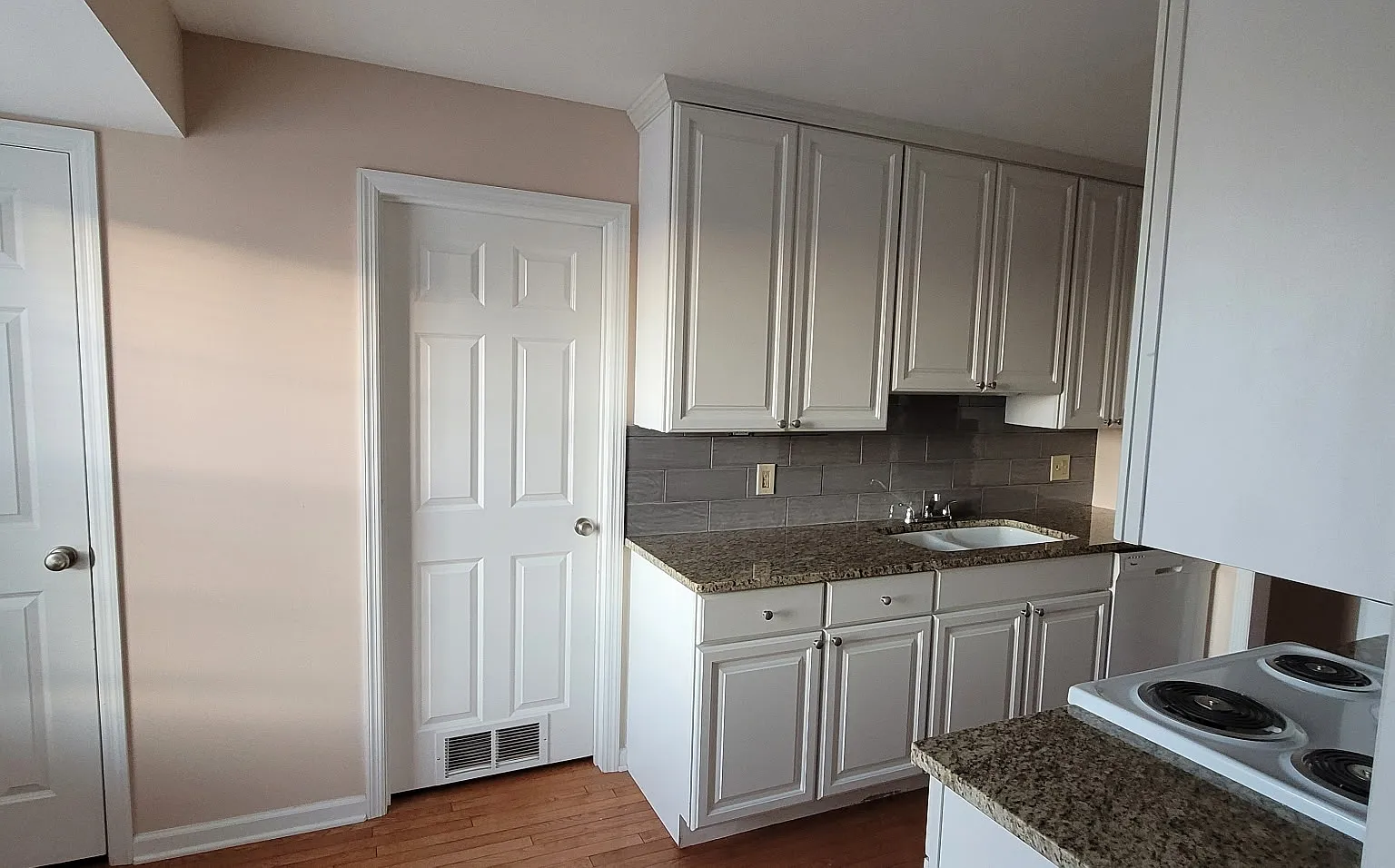 1046 Kehrs Mill Rd — Photo 4
