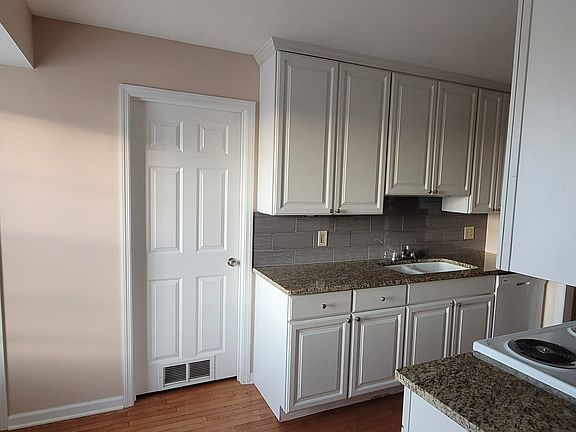 4th image of 1046 Kehrs Mill Rd #C