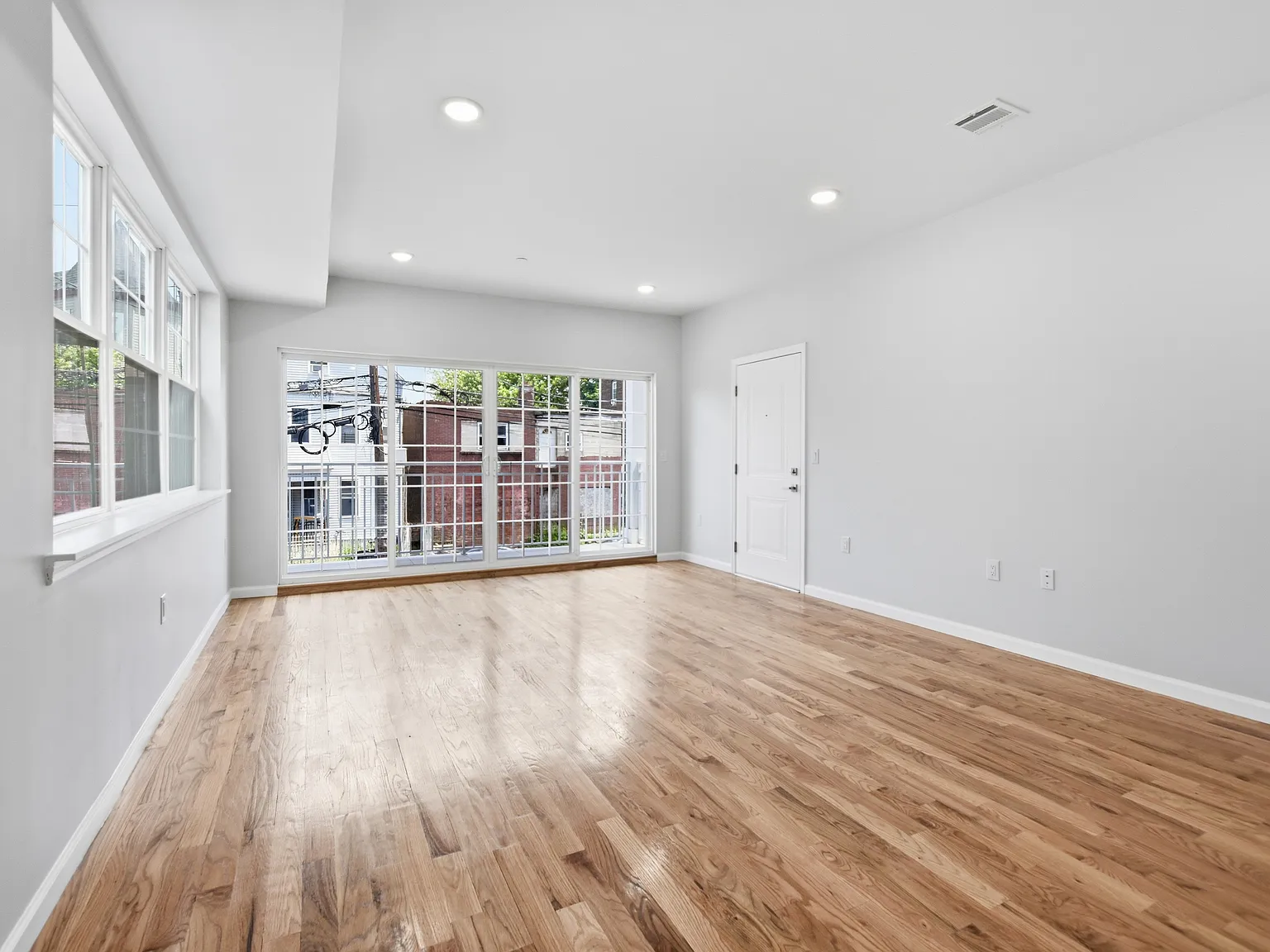 3 bed, 1000 sqft, $2,800 — Photo 4