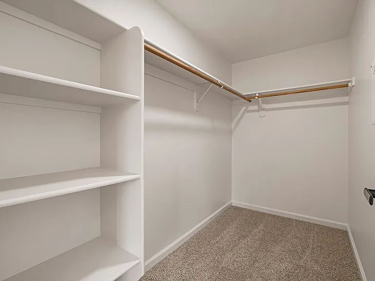 Sterling Oaks Luxury Apartments — Photo 33