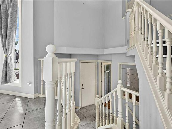 3rd image of 254 Douglas Glen Ct W
