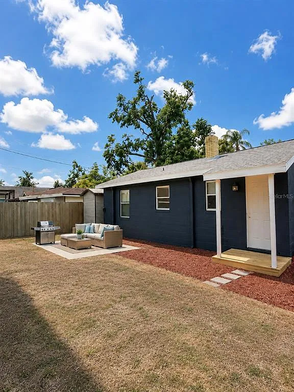 3 bed, 2.0 bath, 1080 sqft, $2,450 — Photo 2