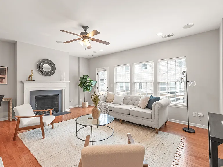 241 N Irwin Ave — Photo 3