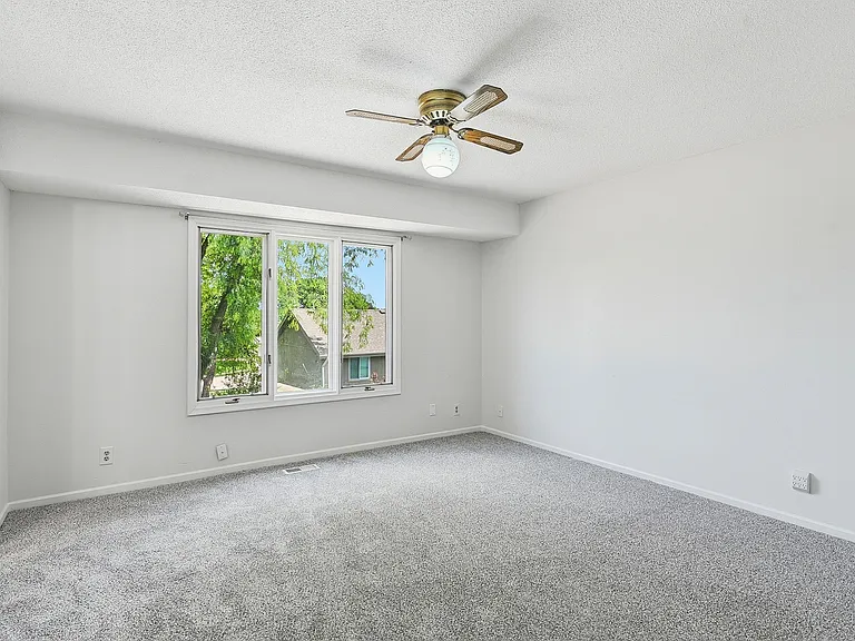 2217 S 164th Cir — Photo 24