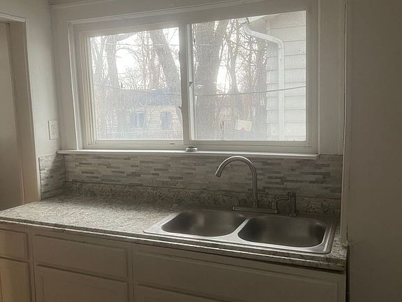 3rd image of 16230 Sorrento St