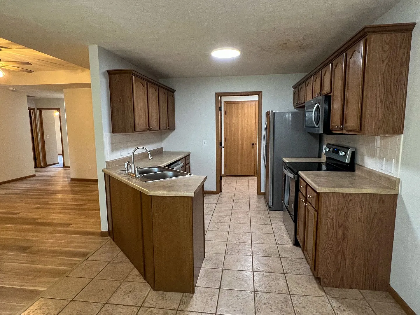 3 Bedroom 2 Bathroom 2 Car Garage — Photo 4