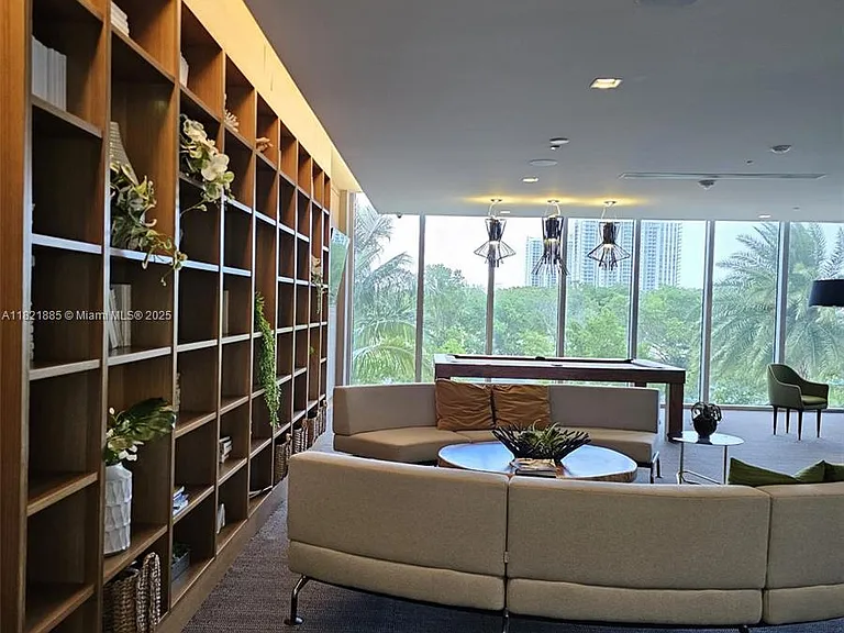 16385 Biscayne Blvd — Photo 11