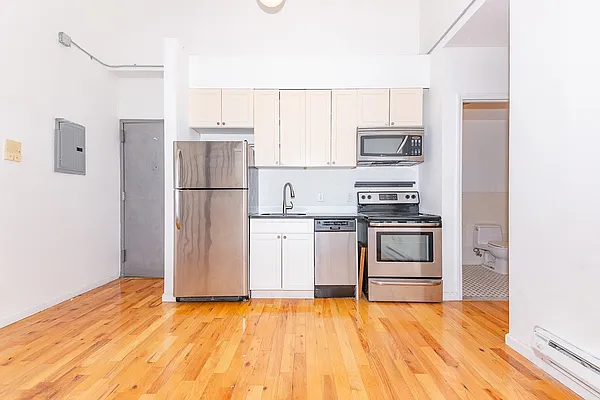 Rented by MySpaceNYC | media 20