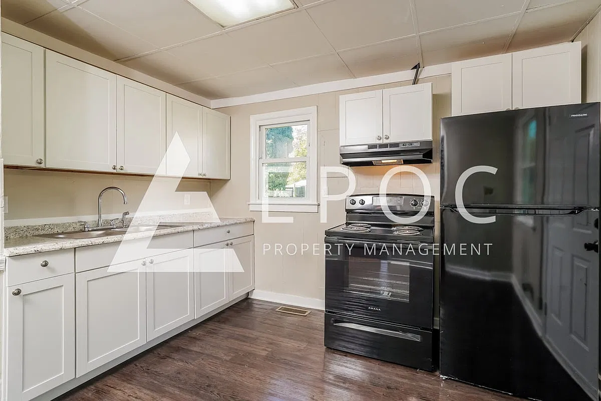 1039 Louise Rd — Photo 2