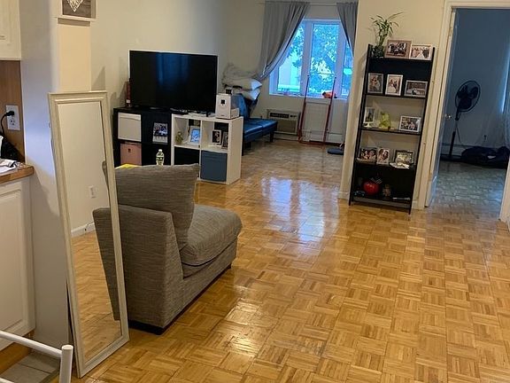 4th image of 2583 Ocean Ave #2F