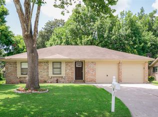 705 Meadowglen Dr, Baytown, TX 77521