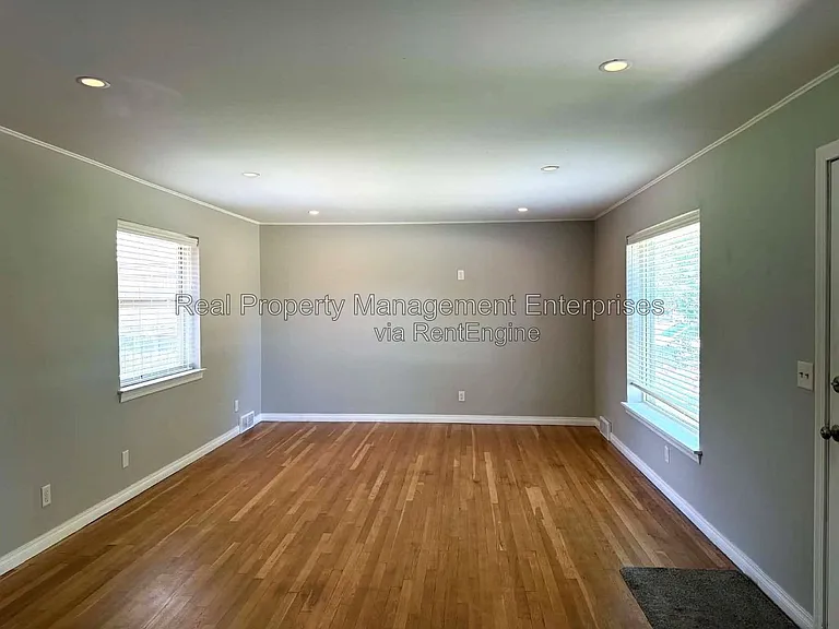 2301 N Warren Ave — Photo 11
