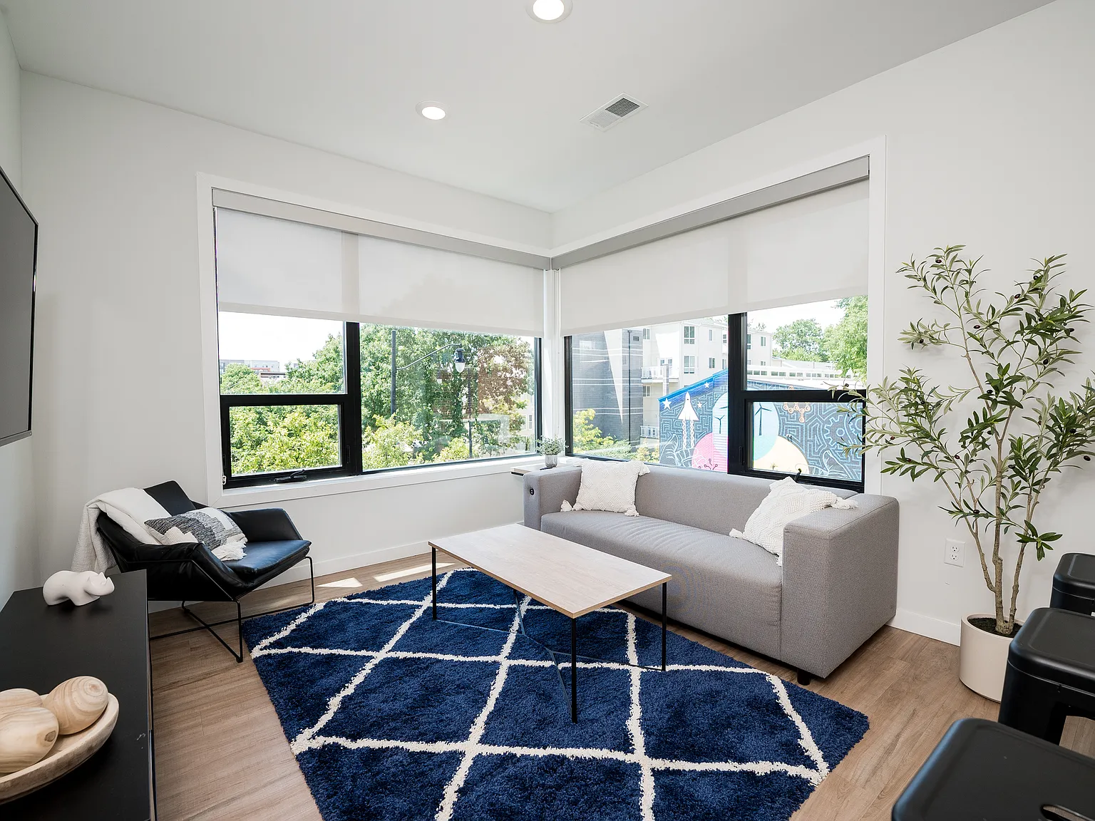 2 bed, 790 sqft, $1,890 — Photo 1