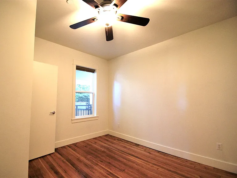 2046 Franklin Ave E — Photo 9