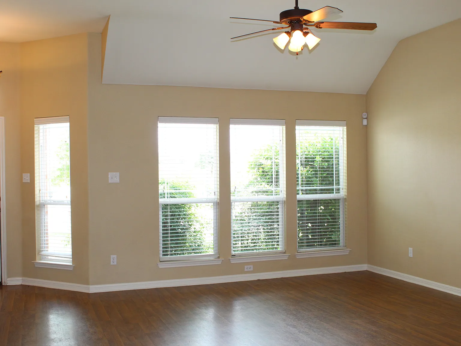 3 bed, 2.5 bath, 1870 sqft, $1,795 — Photo 2