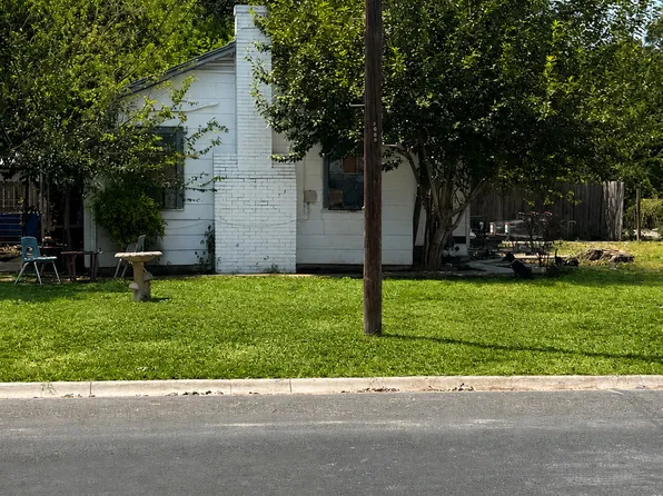 2006 Avenue F, Hondo, TX 78861
