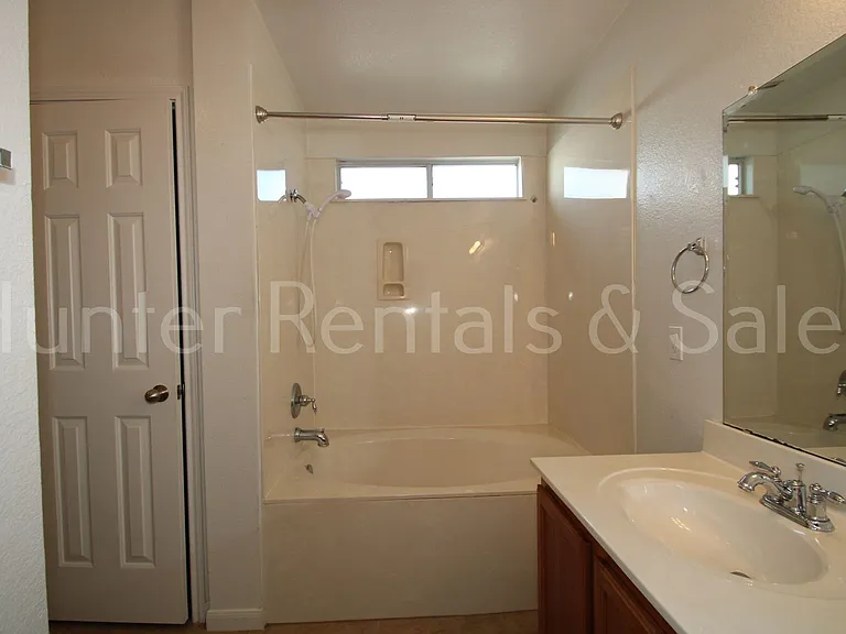 505 E Vega Ln — Photo 15