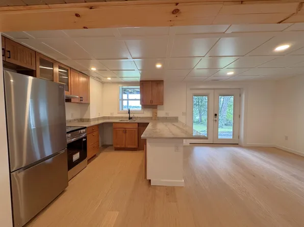 18 Holts Point Rd, Sandown, NH 03873