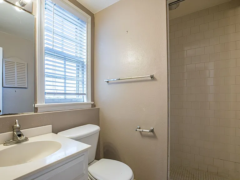 1550 Palm Ave — Photo 16