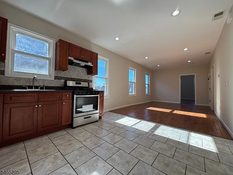 3 bed, 1.0 bath, $2,250 — Photo 3