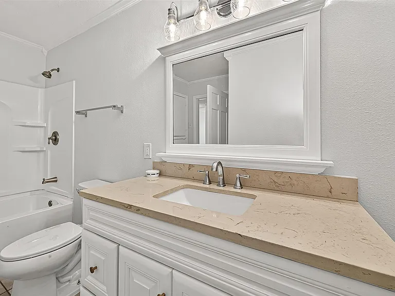 714 E Humble St — Photo 27