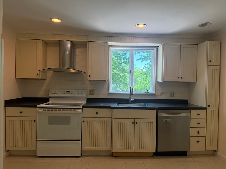 324 E Cedar St — Photo 5