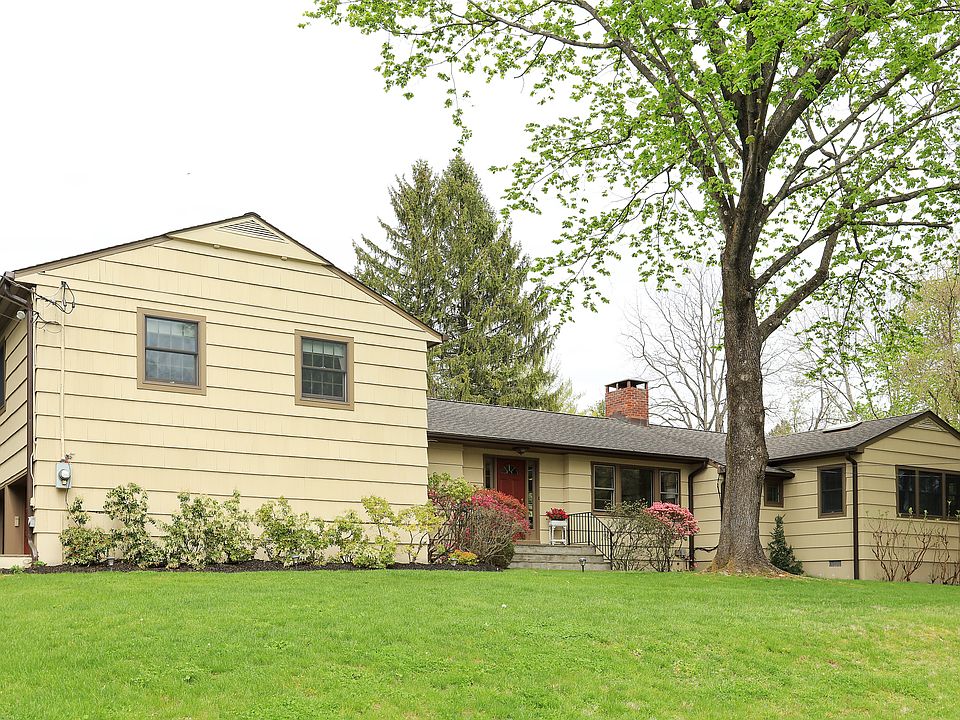 1st image of 210 Cedar Dr E