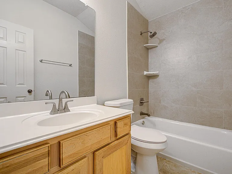 1904 Roaring Springs Ct — Photo 3