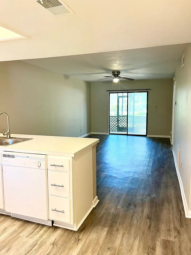 2 bedroom, 2 bath Condo on 1st floor located close to Truman and Coffee Bluff. — Photo 4