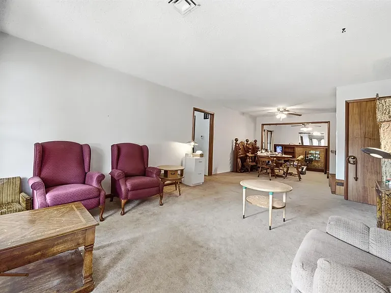 2337 S Crestway Ave — Photo 3