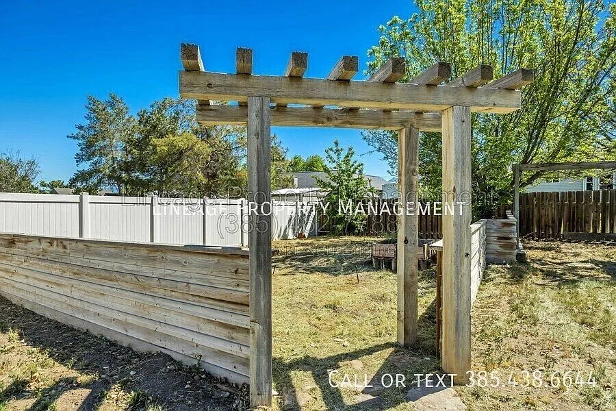 3 bed, 2.0 bath, 1300 sqft, $2,000 — Photo 3