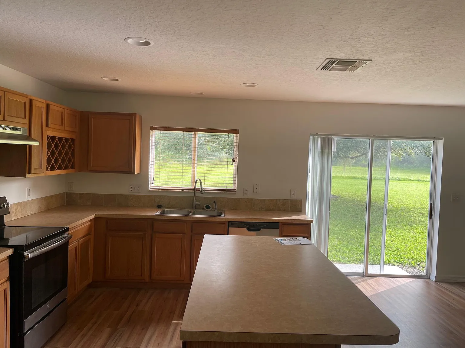 4 bed, 2.5 bath, 2834 sqft, $2,950 — Photo 2