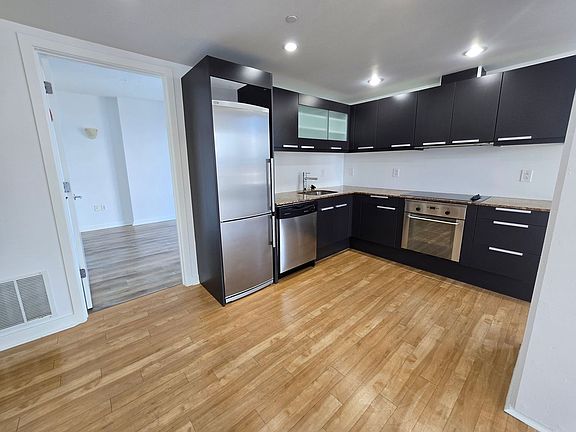 5th image of 212 Brown St APT 5A