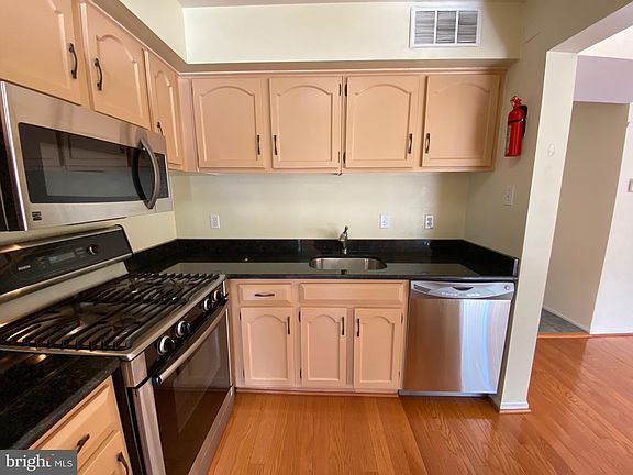 4th image of 22 Monroe St APT 201