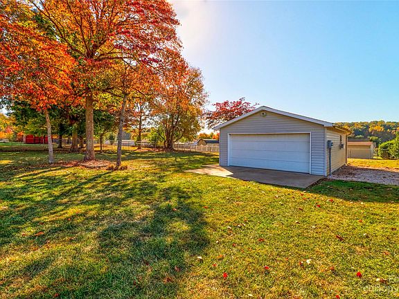 2nd image of 207 Antler Dr