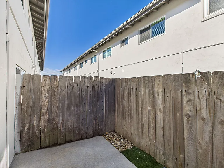 330 W I St — Photo 23