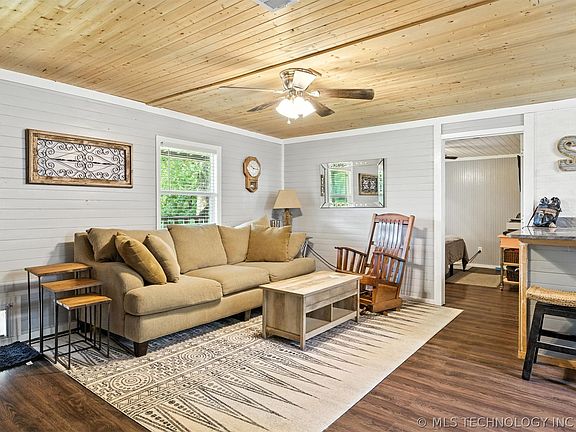 3rd image of 674 Evergreen Ln